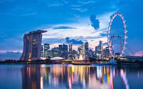 Szingapúr Hop-On Hop-Off Busz Nyitott városnéző busz a szingapúri Marina Bay-nél