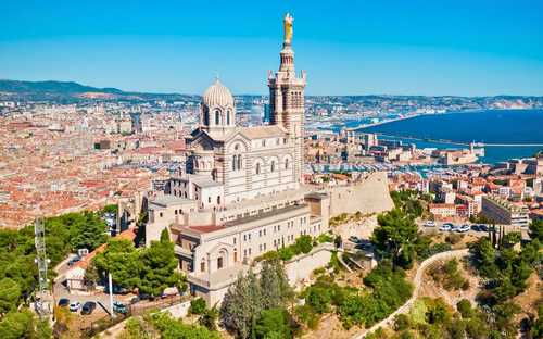 Nyitott városnéző busz a marseille-i Régi Kikötőben