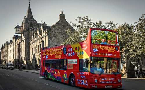 Edinburgh Hop-On Hop-Off Városnézés Nyitott városnéző busz az edinburgh-i várnál