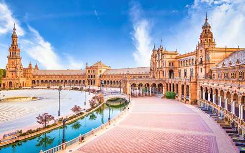 Nyitott busz a sevilla-i Plaza de Españán