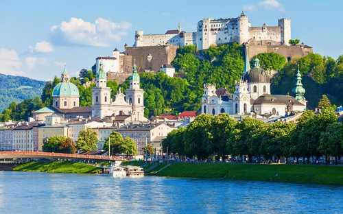 Salzburg Buszos Városnézés Nyitott városnéző busz a salzburgi várnál