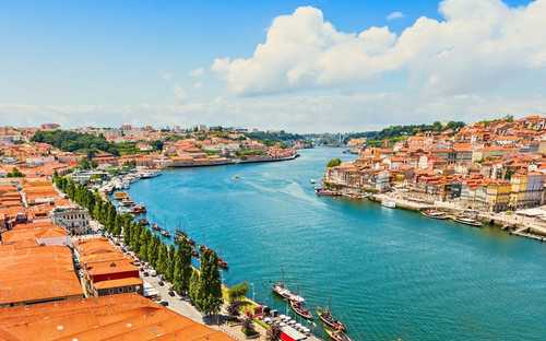 Nyitott városnéző busz a portói Ribeira negyedben