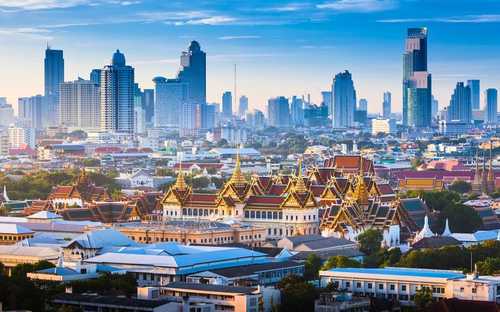 Bangkok Hop-On Hop-Off Buszos Városnézés Nyitott városnéző busz a bangkoki Királyi Palotánál