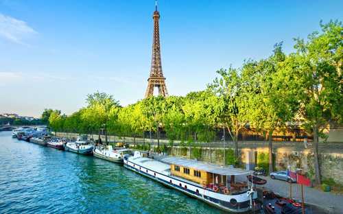 Párizs Hop-On Hop-Off Buszos Városnézés Nyitott városnéző busz a párizsi Eiffel-toronynál