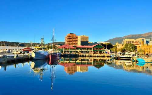 Hobart Buszos Városnézés Nyitott városnéző busz Hobart kikötőjében