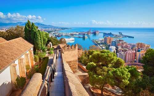 Málaga Hop-On Hop-Off Busz Nyitott városnéző busz a málagai Alcazaba erődnél