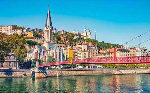 Nyitott városnéző busz a Fourvière bazilikánál Lyonban